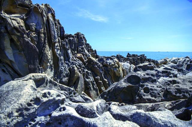 구멍이 숭숭 뚫린 타포니 지형의 능파대.