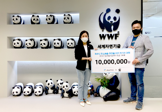 기부금을 전달하는 ㈜캐플릭스의 윤형준 대표(우)와 기부금을 전달받는 WWF의 박민혜 팀장(좌)