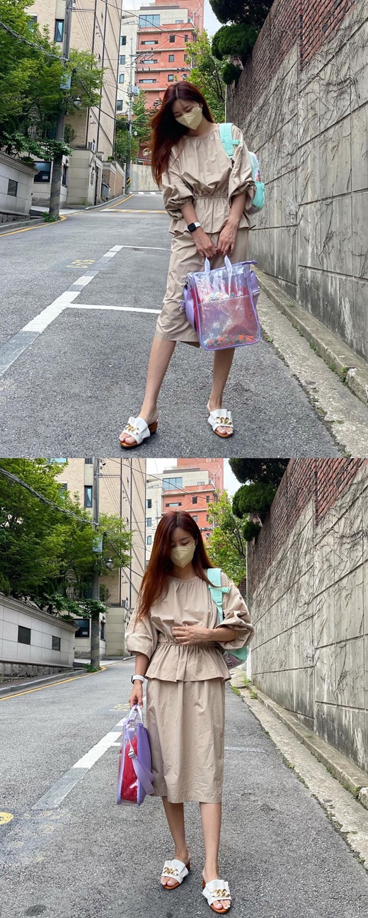 Actor Park Sol-mi, 43, unveiled an Elegance equal-look.Park Sol-mi posted several photos on his Instagram on the 23rd, along with an article entitled # I want to eat the Seoul parrot buttermilk cinnamon roll too much!Park Sol-mi in the public photo is wearing an Elegance beige costume.The fashionable itself, with its naturally pleated top, its puzzling sleeves, and the skirt of a captain who slightly covers his calf, matches the Sleeper here, and captures comfort and fashion points at the same time.The hair that is stretched without any special care adds natural charm.As Park Sol-mi boasts a height of 170cm and a weight of 50kg, the ratio of 9th grade and beautiful legs are also impressive.Park Sol-mi has two daughters in 2013 with Actor Han Jae-suk, 48, and marriage.