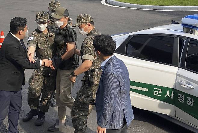 지난 12일 공군 부사관 성추행 피해 사망 사건 관련 2차 가해 혐의를 받는 공군 제20전투비행단 소속 노 모 상사가 서울 용산구 국방부 보통군사법원에서 열린 구속 전 피의자심문(영장실질심사)에 출석하고 있다. 연합뉴스