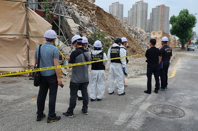 경찰과 유관기관이 광주 건물 붕괴 사고현장에서 합동감식을 진행하고 있다. 김한영 기자
