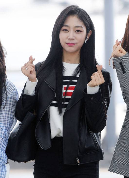 [OSEN=인천국제공항, 이동해 기자] 그룹 러블리즈 서지수가 아시아투어 참석 차 16일 오후 인천국제공항을 통해 싱가포르로 출국하고 있다. / eastsea@osen.co.kr