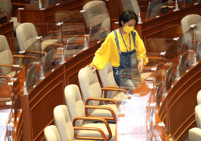 정의당 류호정 의원이 23일 서울 여의도 국회에서 열린 본회의에 참석하고 있다. 연합뉴스