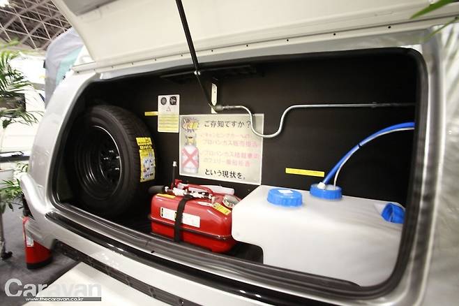 일본에서 활용되고 있는 무시동 히터, 연료통과 청수통, 모든 모델이 이런 방식을 취하는 것은 아니다