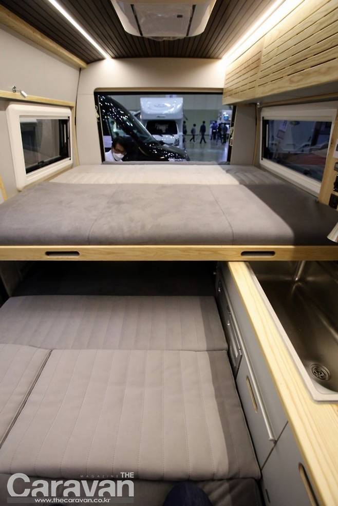 위, 아래로 취침 공간을 분리한 유로 마스터 21. 4~5인 취침이 가능한 구성이다