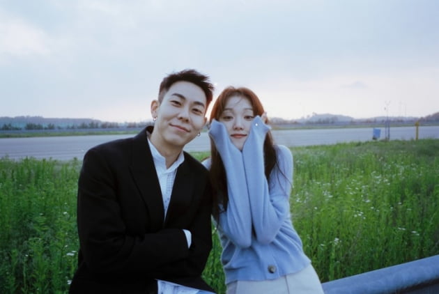 Rapper Loco and actor Lee Sung-kyungs romance rumor were only Happening.Dingo Music said on Monday morning that Lee Sung-kyung and Loco will announce the collaboration soundtrack through Duetsmate (Prod. Locoberry).Duetsmate is a project in which actress and rapper release soundtrack in response.Roco Berry, called OST box office guarantee check, will write, write and produce the OST of mega hit dramas such as Hotel Deluna, Dawn of the Sun and Dokkaebi.Lee Sung-kyung and Loco announce the start of the Duetsmate project as the first protagonists; a new song that the two have worked together will be released on July 4.Lee Sung-kyung, who has boasted excellent singing ability and beautiful tone as well as a singer even though he is an actor, is expected to capture the public once again through this project.Expectations are growing for the unusual appearance of Lee Sung-kyung, who has charming voice, stable vocals and delicate emotional expressions.Loco is based on his unique lapping and solid skills, You need to sleep (Feat. Hayes), Youre left (Feat.Crush) and Jujuma are major rappers who have numerous hits.Loco, who met Lee Sung-kyung, is also interested in what synergy Loco Berry will have with OST box office guarantee check.Earlier, the pair were engulfed in a romance rumor by posting photos on each Instagram page that were believed to have been taken in the same space.Some netizens have raised suspicions that Loco and Lee Sung-kyung have started rup stargram.As the rumor spread, Dingo Music officially announced the release of the collaboration soundtrack and reversed the situation.The first project of Duetsmate (prod. Rocoberry) Lee Sung-kyung X Locos soundtrack will be unveiled on July 4 at 6 pm on various soundtrack sites.The reality of the two soundtrack producers will be released on the official YouTube channel of Dingo Music every week for three weeks starting from the 25th.