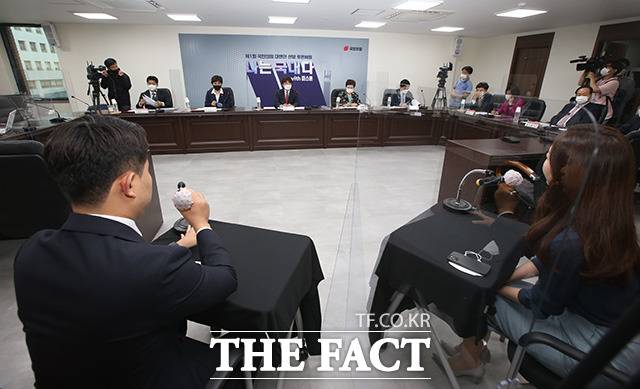 면접장에 들어선 '국대' 지원자들.