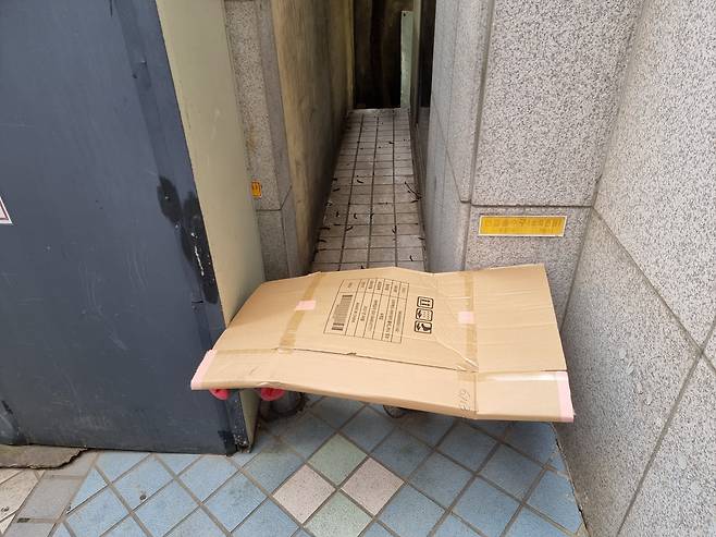 종로3가역 일대 한 골목 주차장 한쪽 구석에서 종이상자로 만든 간이 의자에 앉아 김꽃님씨를 인터뷰했다. /최원우 기자
