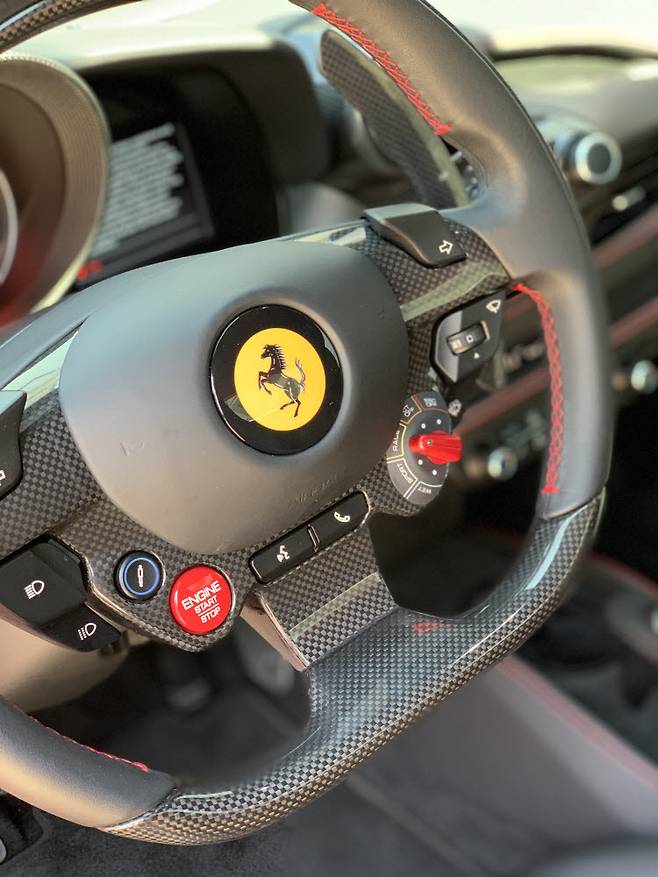 페라리 F8 스파이더 운전대.