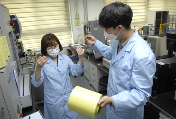 24일 코오롱인더스트리의 연구원들이 아라미드 섬유인 헤라크론 제품을 살펴보고 있다. 코오롱인더스트리 제공