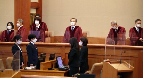헌법재판소는 24일 이른바 타다금지법에 대해 합헌 결정을 내렸다. 유남석 헌법재판소장과 재판관들이 서울 종로구 헌법재판소 대심판정에 입장하고 있다. /사진=뉴스1