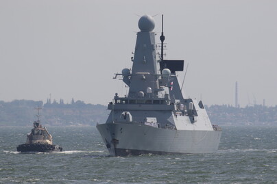 영국 해군 구축함 ‘HMS 디펜더’가 18일 우크라이나의 흑해항인 오데사에 도착하고 있다. 오데사/로이터 연합뉴스