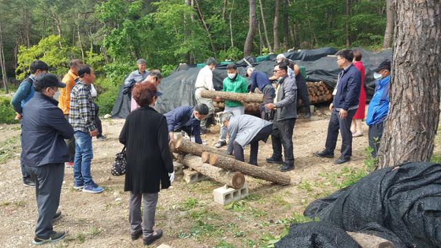 봉화군이 예비 버섯재배 농가들을 교육하는 '봉화버섯학교'에서 현장학습을 하고 있다. 봉화군 제공
