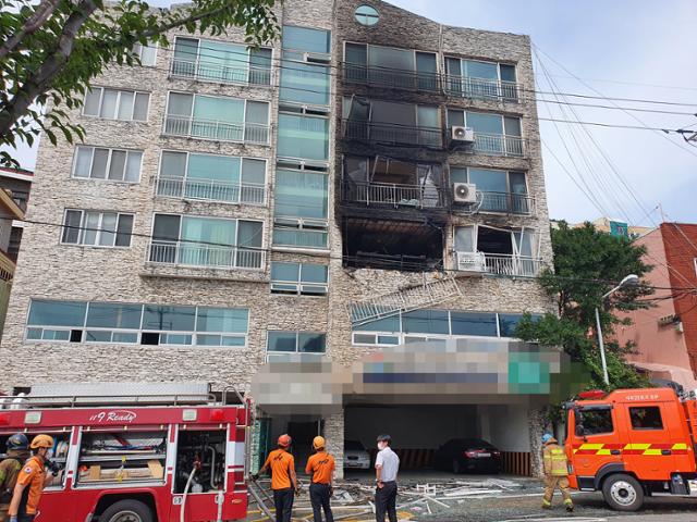 24일 오후 부산 사하구 5층짜리 빌라 2층에서 원인을 알 수 없는 폭발음과 함께 불이 났다. 이 불로 집 안에서 2명이 숨진 채 발견됐다. 부산소방재난본부 제공