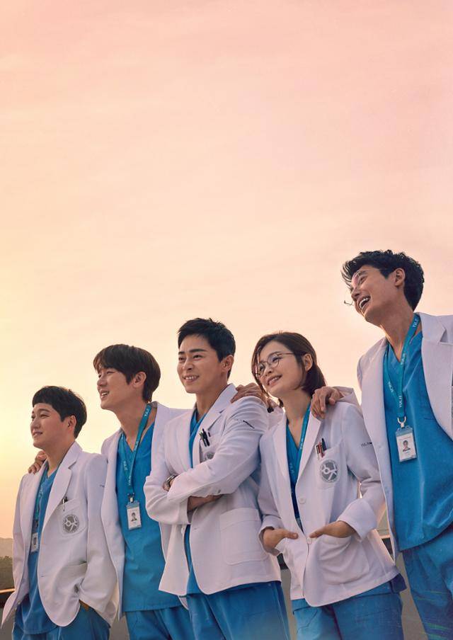 드라마 '슬기로운 의사생활' 시즌2에 출연하는 99학번 다섯 동기들. 지난해 시즌1에 이어 모두 함께 호흡을 이어가는 배우들은 캠핑을 가고 화상으로 만나면서 카메라 밖에서 우정을 다졌다. tvN 제공