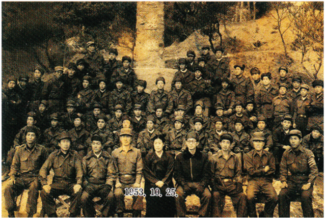 1953년 7월 27일 정전협정 이후 인천 중구 용유도에서 찍은 켈로부대원 단체사진. 납북자가족모임 제공