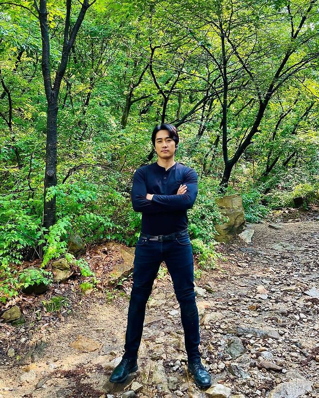 Actor Song Seung-heon has revealed his daily routine.24 Days Song Seung-heon posted a wooden emoticon and a picture without any comment through his Instagram.Song Seung-heon in the public photo is looking at the camera with his arms folded in the mountains.Especially, the 46-year-olds incredible solid body and perfect visuals attracted the admiration of the viewers.The netizens who saw this responded to the praise of Song Seung-heons visuals such as It is really cool, I love my brother, It is superior and excellent, It is so cool and my heart is pounding.Meanwhile, Song Seung-heon is appearing in OCNs new drama Voice 4.Voice 4 is a sound chase thriller that depicts the fierce record of 112 reporting center members who use Golden Time at the crime scene.iMBC  Photo Source Song Seung-heon Instagram