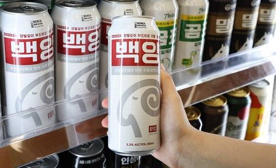 CU 편의점 맥주 코너에 백양곰표, 말표 등 동물 캐릭터 맥주가 진열되어 있다. 사진 BGF리테일