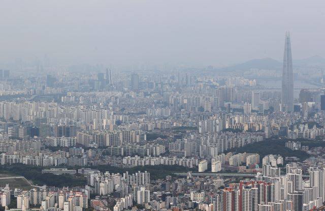 남한산성에서 내려다 본 서울 송파, 강남 일대 아파트 단지. 연합뉴스