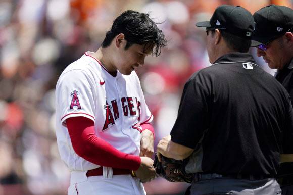 미국프로야구 LA 에인절스의 일본인 투수 오타니 쇼헤이가 24일(한국시간) 샌프란시스코 자이언츠와의 인터리그 2회 모자와 투수 글러브, 허리띠까지 풀어 심판진으로부터 이물질 검사를 받고 있다. 애너하임 AP 연합뉴스