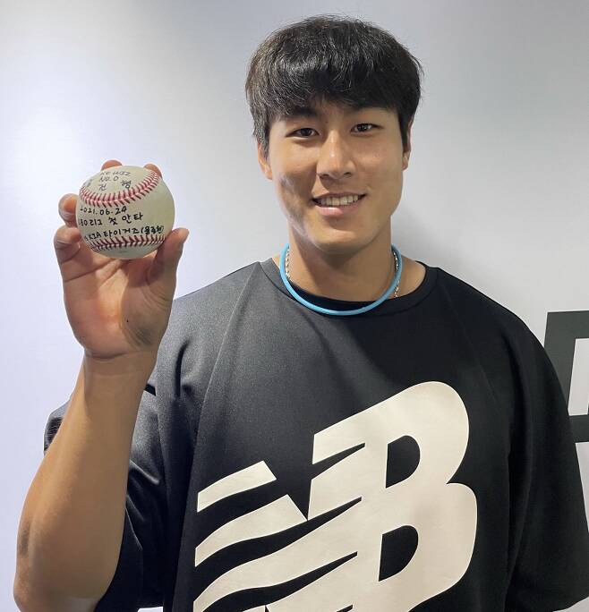 ▲ kt 김건형이 24일 수원 KIA전에서 프로 데뷔 후 처음으로 때려낸 안타 기념구를 들고 활짝 웃고 있다. ⓒkt 위즈