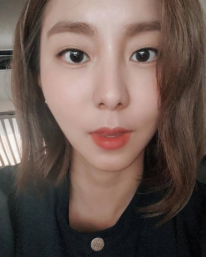 Uee, a former After School, has reported on his recent situation.On the 24th, Uee posted two photos on his Instagram with the article Selfie Mode.Uee in the photo is taking a selfie in the car, which he recently said had gained 8kg in weight, and he attracted attention with a much more relaxed and relaxed look.Also, the clear features and sleek jaw line still prevent the need for Diet.Uee, who has a hairstyle and a hairstyle, is a confident super-neighbor selfie and boasts immaculate skin without pores.Fans sent a reply to One with comments such as Its so beautiful, Its always cool.Meanwhile, Uee appeared in the entertainment show Spy Segals, which is about to be released in July, and was on the list of appearing in the drama Ghost Doctor, in which Rain (Jung Ji-hoon) confirmed his appearance.
