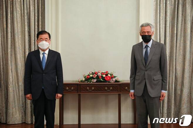 정의용 외교부 장관과 리센룽 싱가포르 총리. (외교부 제공) © 뉴스21