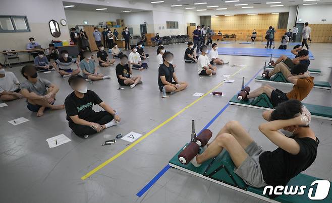 25일 오후 서울 중구 서울경찰청 기동본부에서 열린 마지막 의무경찰 선발시험에서 응시생들이 체력검사를 하고 있다.  2021.6.25/뉴스1 © News1 성동훈 기자