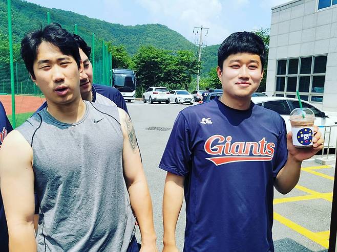 롯데 퓨처스 선수들이 전준우가 선물한 커피차를 만끽하고 있다. 사진제공=롯데 자이언츠