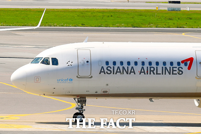 아시아나항공이 1100억 원 규모의 회사채 발행에 성공했다. /더팩트 DB