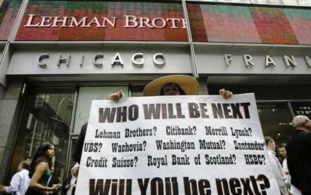 2008년 글로벌 금융위기 당시 파산한 미국의 투자은행 리먼 브라더스 건물 앞에서 미국인이 시위를 벌이고 있다./조선일보DB