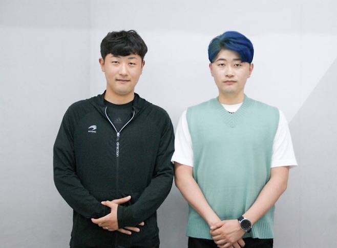 최근 쌍둥이 족구 국가대표 선수 겸 스포츠사업가 전형진(왼쪽), 전휘진(오른쪽)과 인터뷰를 가졌다.