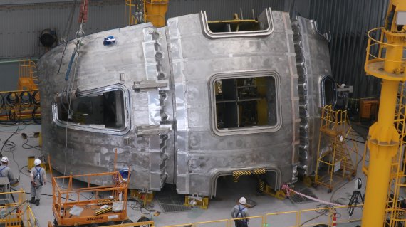 국제핵융합실험로(ITER)의 진공용기를 만드는데 들어가는 9개 부품중 1개의 섹터로 높이 11.3m, 폭 6.6m, 무게는 약 4백 톤에 달한다. 핵융합에너지연구원 제공
