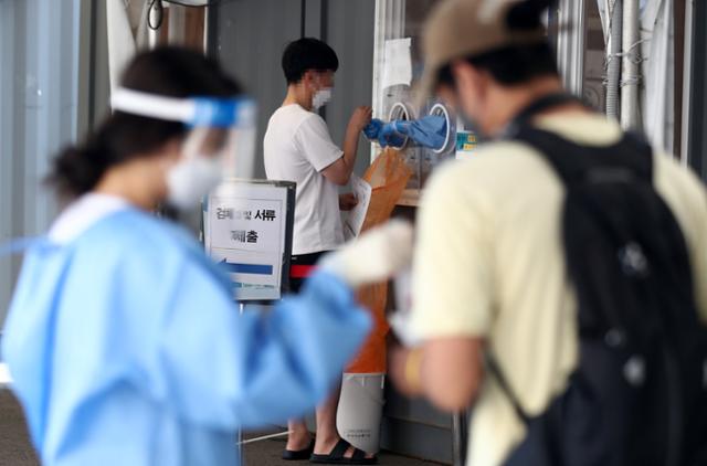 25일 중구 서울역광장에 마련된 코로나19 임시선별검사소에서 시민들이 검사를 받고 있다. 뉴시스