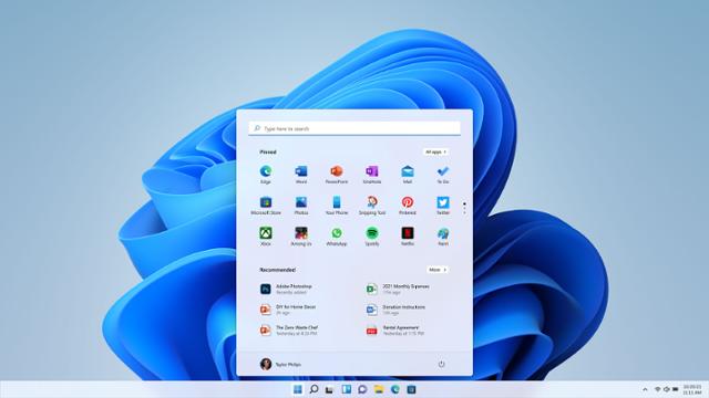 마이크로소프트(MS)가 25일 공개한 차세대 PC용 운용체제 '윈도11'. 윈도10에서 화면 아래 왼쪽에 모여 있던 시작 버튼과 프로그램들이 중앙으로 이동했다. MS 제공