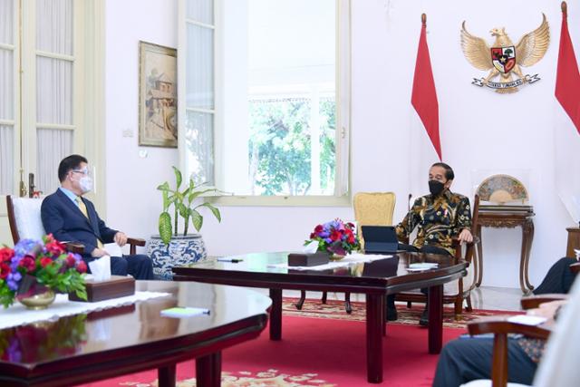 정의용(왼쪽) 외교부 장관이 25일 인도네시아 수도 자카르타에서 조코 위도도 대통령을 예방하고 있다. 외교부 제공