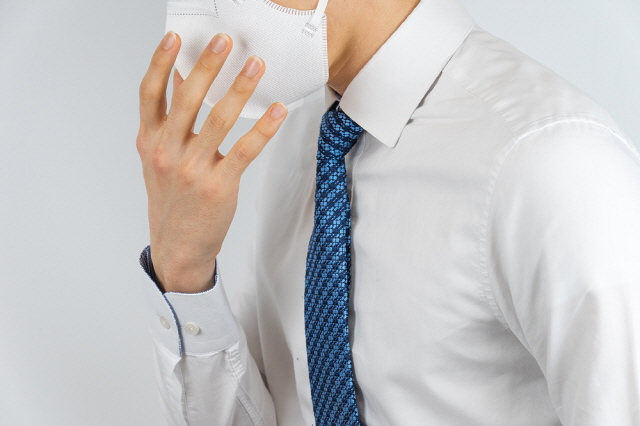 최근 들어 마스크 착용으로 인해 호흡곤란을 호소하는 사람들이 적지 않다. 증상이 지속·악화된다면 전문 검사를 통해 정확한 원인을 파악하는 게 좋다./사진=클립아트코리아