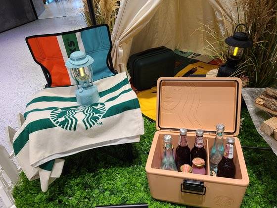 서울 중구 스타벅스코리아 사무실에 여름철 'e-프리퀀시' 증정품들이 전시된 모습. 이소아 기자