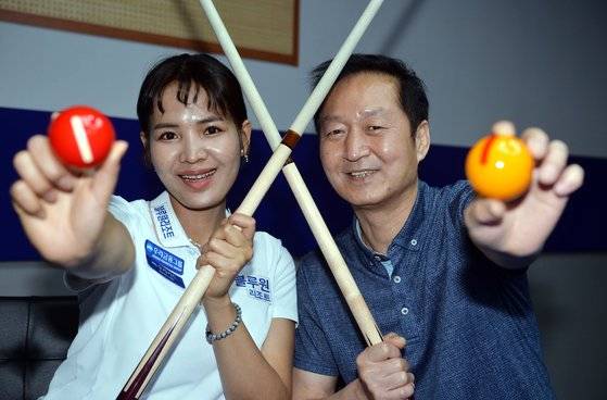 캄보디아 출신 당구 선수 스롱 피아비가 23일 오후 충북 청주시 피아비큐 당구장에서 남편 김만식씨와 함께 포즈를 취했다. 피아비는 지난 20일 경북 경주 블루원리조트에서 열린 블루원리조트 LPBA 챔피언십 결승에서 첫 우승했다. 프리랜서 김성태