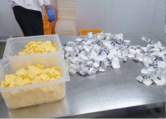 지난해 7월 G사 사내 메일을 통해 공유된 '1회용 버터 뜯기 작업' 추정 사진. [G사 직원 제공]