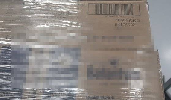 지난달 17일 기내식 업체인 G사 창고에 보관된 1회용 버터 박스. 유통기한이 3월 1일로 표시돼 있다. [G사 직원 제공]