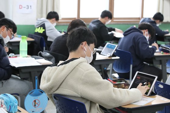 지난해 11월 2일 오후 대구의 한 고등학교 3학년 교실에서 한 수험생이 태블릿 PC를 이용해 수능을 준비에 집중하고 있다.뉴스1
