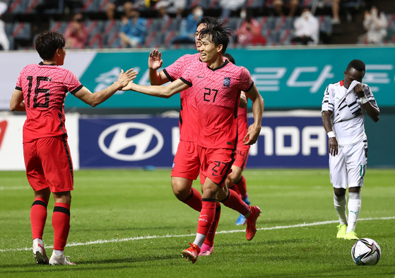 Jeong Woo-yeong, center, celebrates Korea's first goal with his teammates during the fi rst half of the pre-Olympic friendly against Ghana at Jeju World Cup Stadium in Seogwipo, Jeju on June 15. [YONHAP]