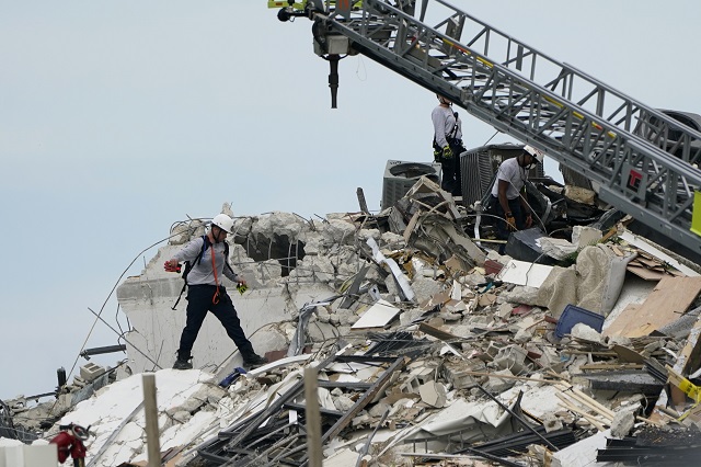 플로리다 아파트 붕괴 현장서 생존자 찾는 구조대. 로이터연합뉴스