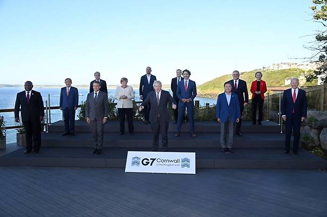 G7 正常が最近開かれた首脳会議で東京オリンピック・パラリンピック開催を支持したが本人たちは不参することに観測される. 写真は去る 14日イギリスコーンワルカビスベイ養子会談所の前で G7 首脳会議参加国正常が記念写真を撮った姿. /写真=ロイター