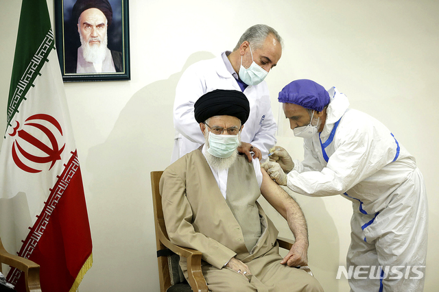 [테헤란=AP/뉴시스]아야톨라 알리 하메네이(82) 이란 최고지도자가 25일(현지시간) 이란이 자체 개발한 '코비란 바레카트' 코로나19 백신을 접종했다. 2021.6.25.
