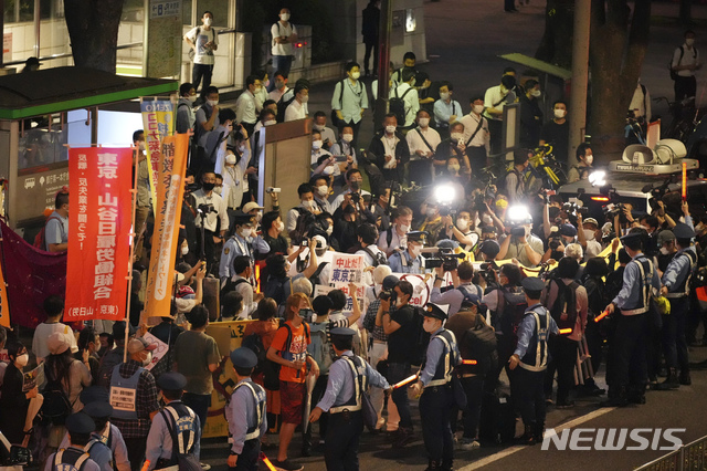 [도쿄=AP/뉴시스]지난 23일 일본 도쿄도청 인근에서 도쿄올림픽 반대 시위가 열리고 있다. 2021.06.24.