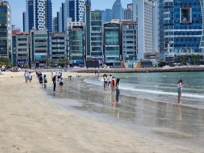 25일 부산 광안리해수욕장을 찾은 관광객들이 해변을 거닐고 있다. 박진홍 기자