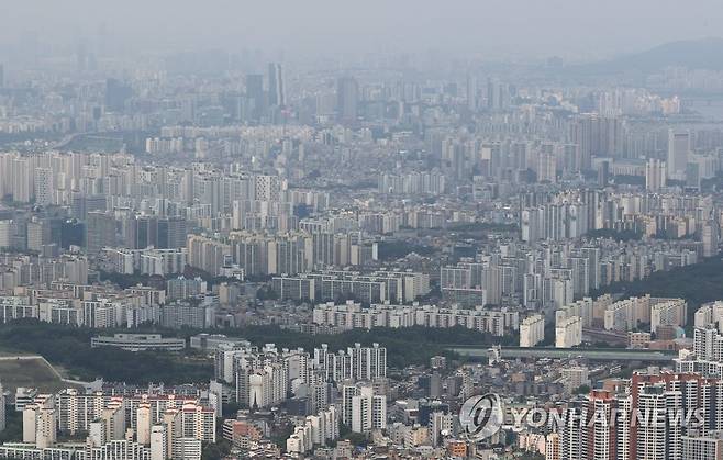 남한산성에서 내려다 본 서울 시내 아파트 단지 모습 [연합뉴스 자료사진]