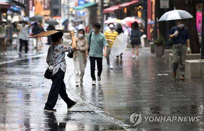 '비를 피해서' (서울=연합뉴스) 이지은 기자 = 소나기가 내린 23일 오후 서울 종로구 인사동 거리에서 한 시민이 종이상자로 비를 피하고 있다. 2021.6.23 jieunlee@yna.co.kr